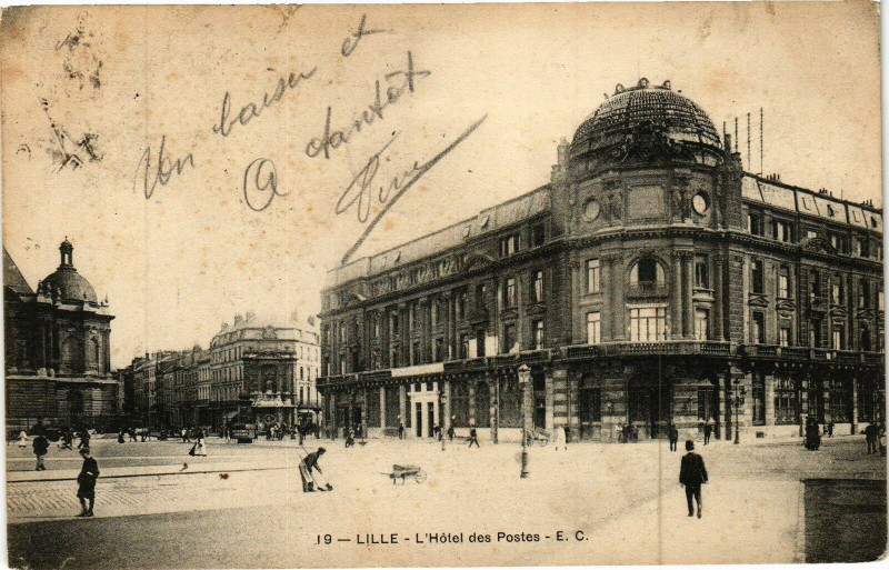 Carte postale ancienne Lille-L'Hotel des Postes à Lille