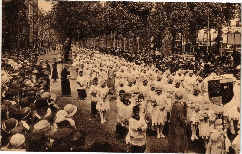 Carte postale ancienne Procession des enfants - Les Croises