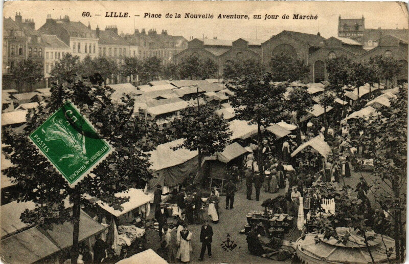Carte postale ancienne Lille - Place de la Nouvelle Aventure un jour de Marche à Lille