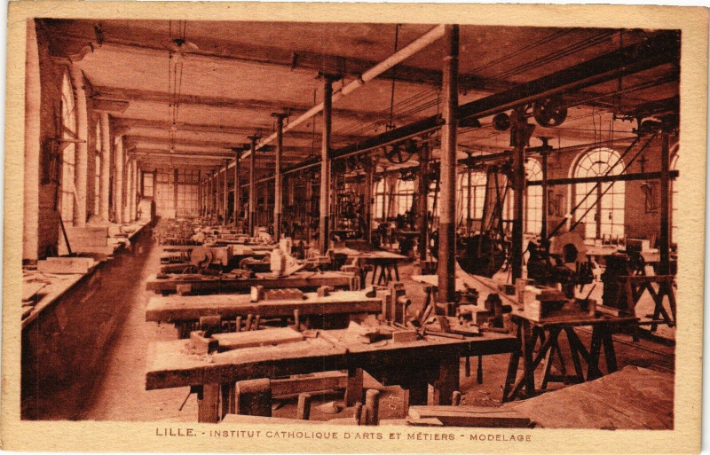 Carte postale ancienne Lille - Inst. Cath. d'Arts et Metiers - Modelage à Lille