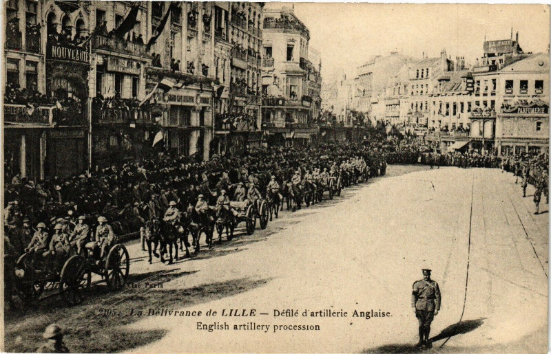 Carte postale ancienne La Delivrance de Lille - Defile d'Artillerie Anglaise à Lille