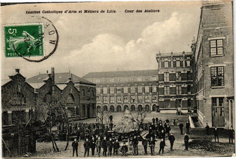 Carte postale ancienne Inst. Cath. d'Arts et Metiers de Lille - Cour des Ateliers à Lille