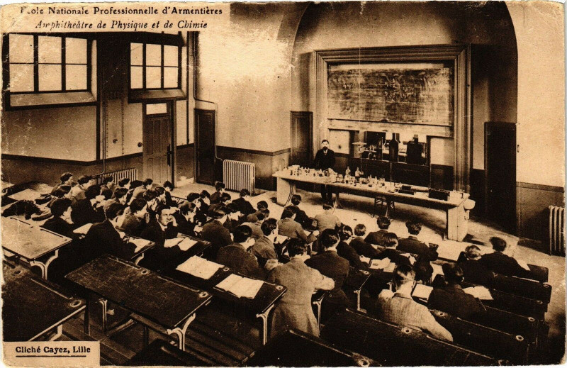 Carte postale ancienne Ecole Nationale Prof. d'Armentieres - Amphitheatre