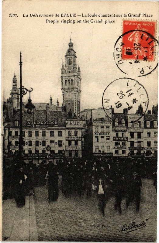 Carte postale ancienne La Delivrance de Lille - La foule chantant sur la Grand Place à Lille