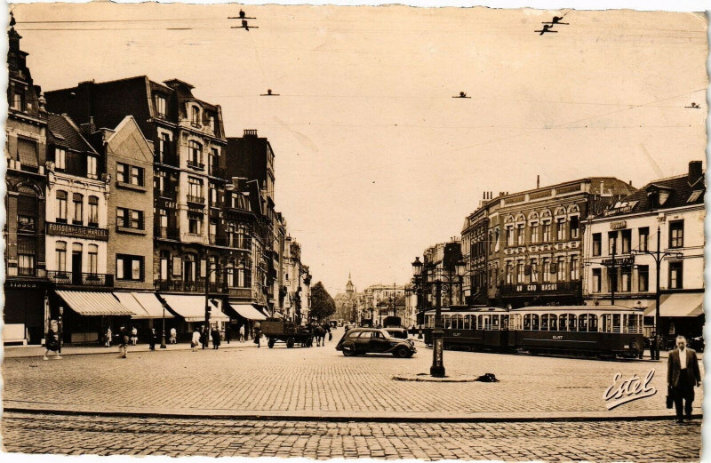 Carte postale ancienne Roubaix - Place de la gare au loin à Roubaix