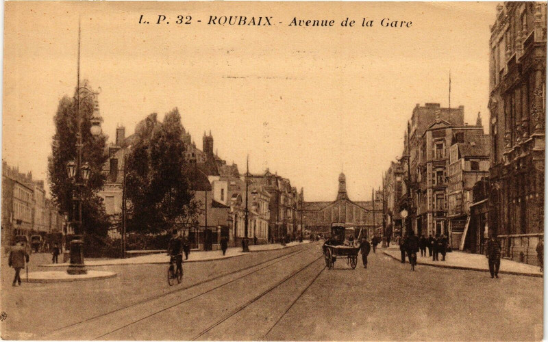 Carte postale ancienne Roubaix - Avenue de la gare à Roubaix