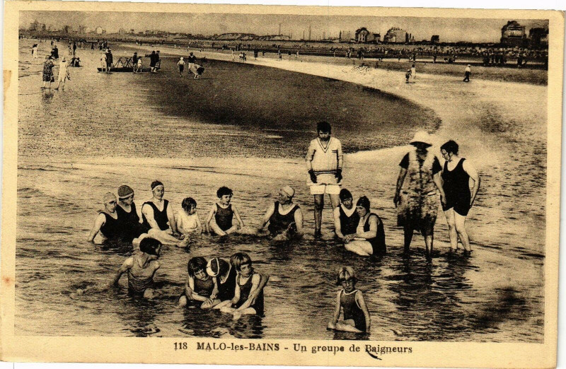 Carte postale ancienne Malo-les-Bains - Un groupe de baigneurs