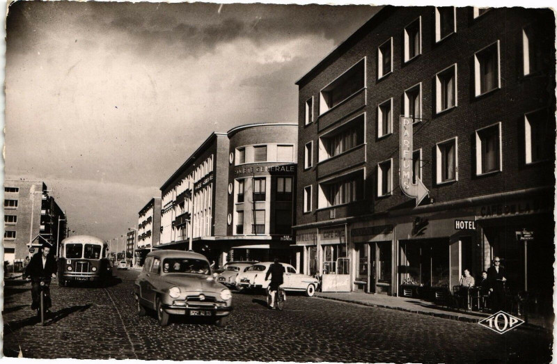 Carte postale ancienne Dunkerque - Place Jean-Bart (cote sud) et Boulevard Saint-Barbe à Dunkerque
