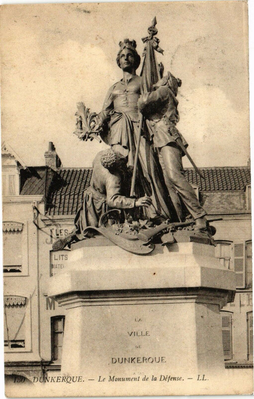 Carte postale ancienne Dunkerque - La Monument de la Defense à Dunkerque