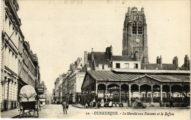 Carte postale ancienne Dunkerque - La Marche aux Poissons et le Beffroi à Dunkerque