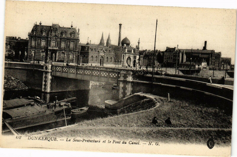 Carte postale ancienne Dunkerque - La Sous-Prefecture et le Pont du Canal à Dunkerque