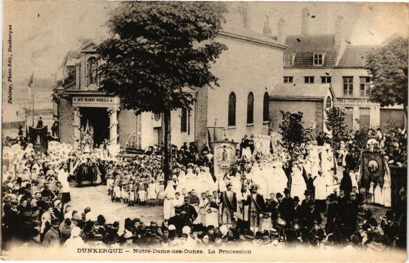 Carte postale ancienne Dunkerque - N.-D.-des-Dunes - La Procession à Dunkerque