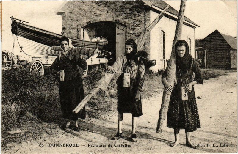 Carte postale ancienne Dunkerque - Pecheuses de Crevettes à Dunkerque