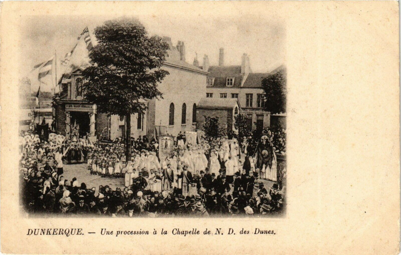 Carte postale ancienne Dunkerque - Une procession a la Chepelle de N.D. des Dunes à Dunkerque