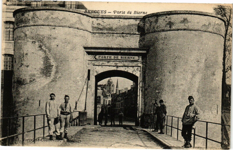 Carte postale ancienne Bergues - Porte de Bierne à Bergues