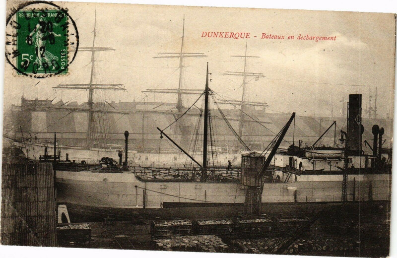 Carte postale ancienne Dunkerque - Bateaux en dechurgement à Dunkerque