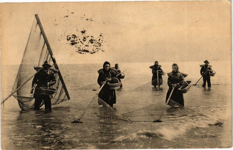Carte postale ancienne Dunkerque - Pecheurs et Pecheuses de Creveites à Dunkerque