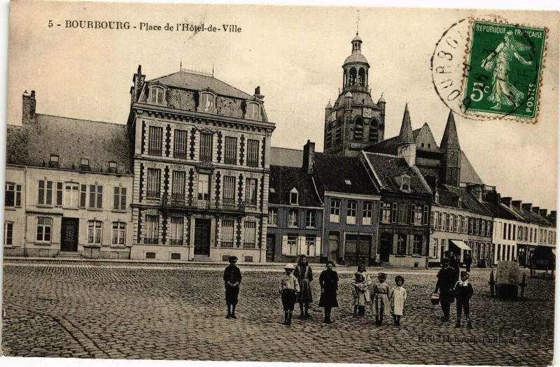 Carte postale ancienne Bourbourg - Place de l'Hotel-de-Ville à Bourbourg