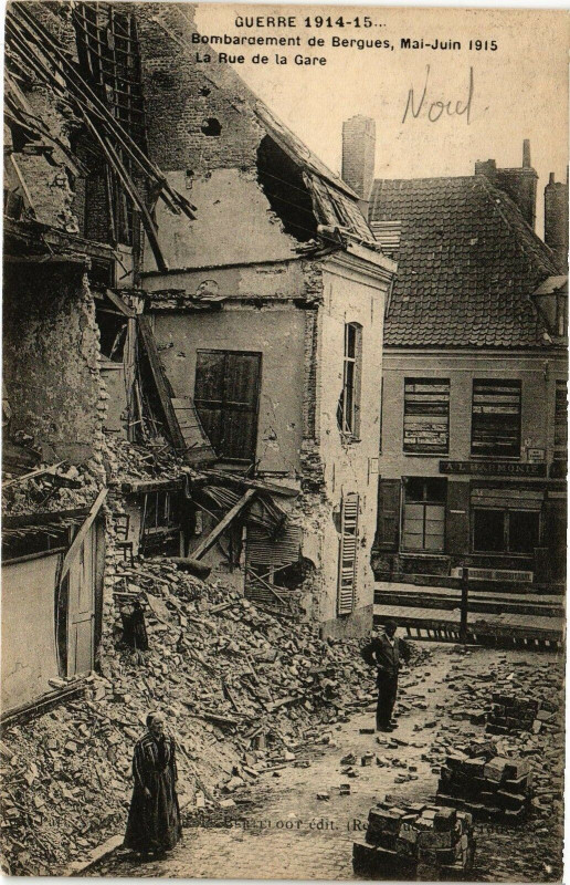 Carte postale ancienne Guerre 1914-15 Bombardemenet de Bergues Mai-Juin 1915 La Rue... à Bergues
