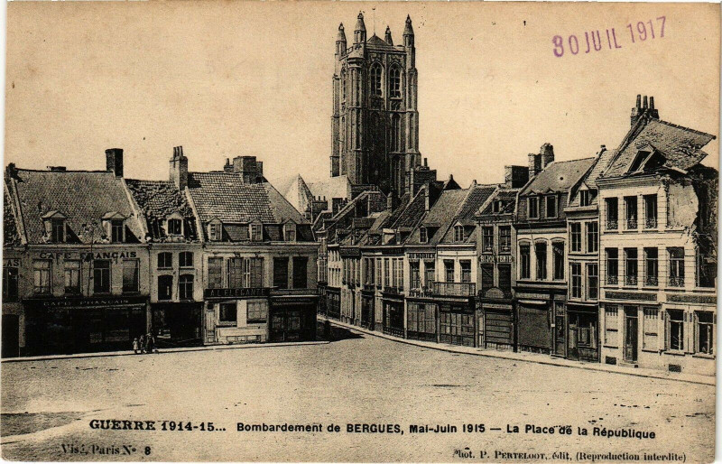 Carte postale ancienne Guerre 1914-15..Bombardement de Bergues Mai-Juin 1915 La Place à Bergues