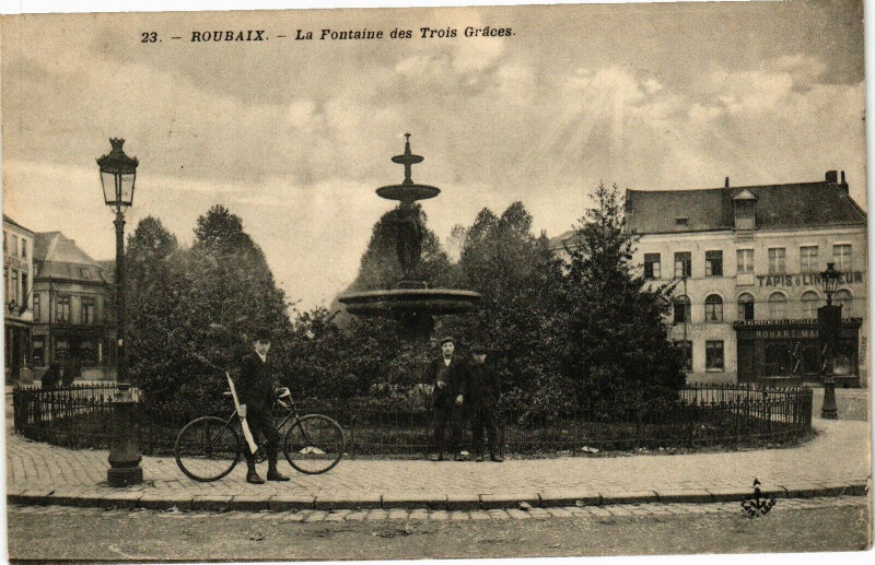 Carte postale ancienne Roubaix - La Fontaine des Trois Greces à Roubaix