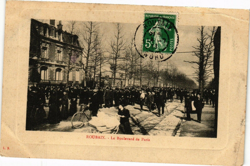 Carte postale ancienne Roubaix - Le Boulevard de Paris à Roubaix