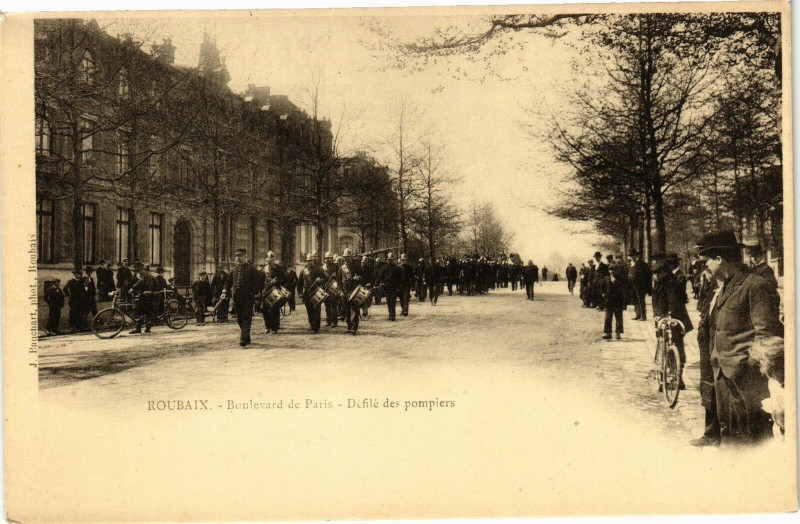 Carte postale ancienne Roubaix - Boulevard de Paris - Defile des pompiers à Roubaix