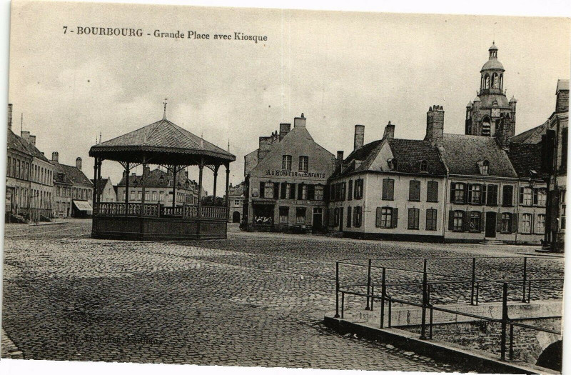 Carte postale ancienne Bourbourg - Grande Place avec Kiosque à Bourbourg