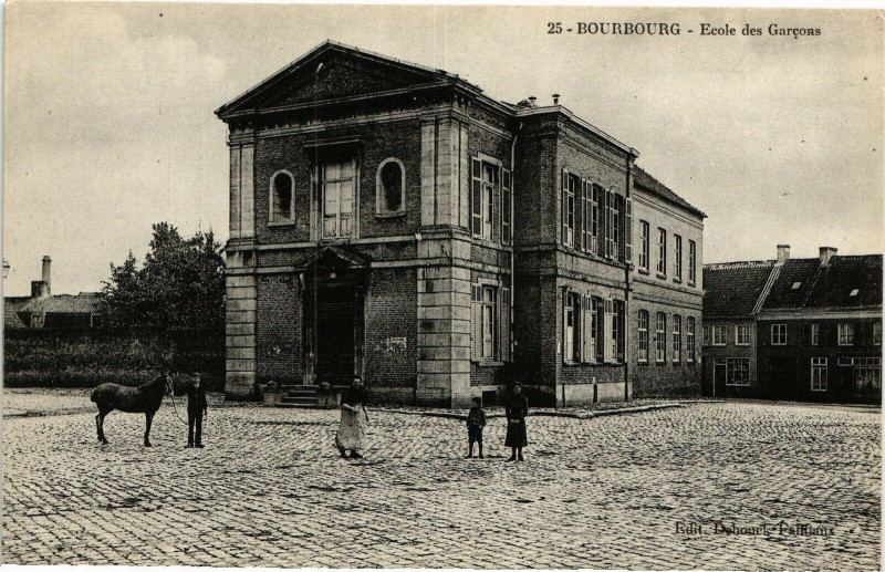 Carte postale ancienne Bourbourg - Ecole des Garcons à Bourbourg