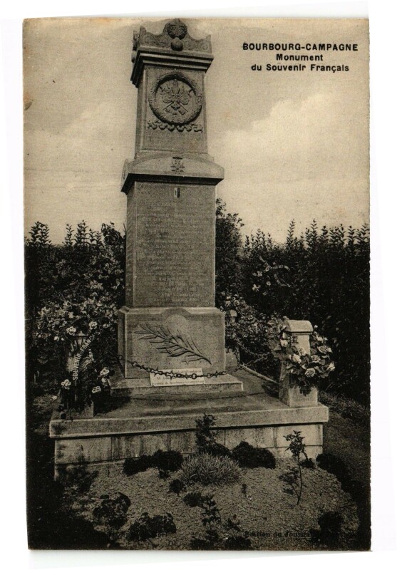 Carte postale ancienne Bourbourg - Campagne - Monument du Souvenir Francais à Bourbourg