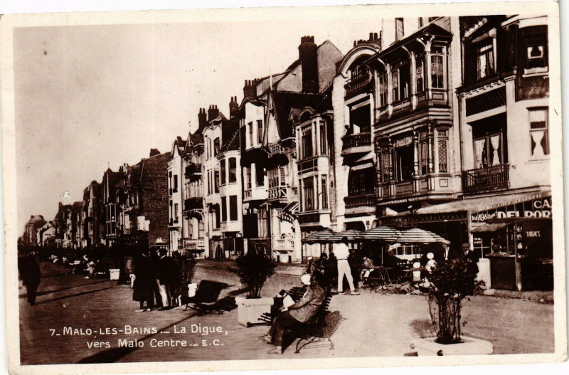 Carte postale ancienne Malo-les-Bains - La digue vers Malo centre