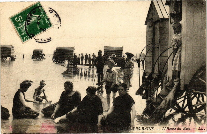Carte postale ancienne Malo-les-Bains - L'Heure Du Bain