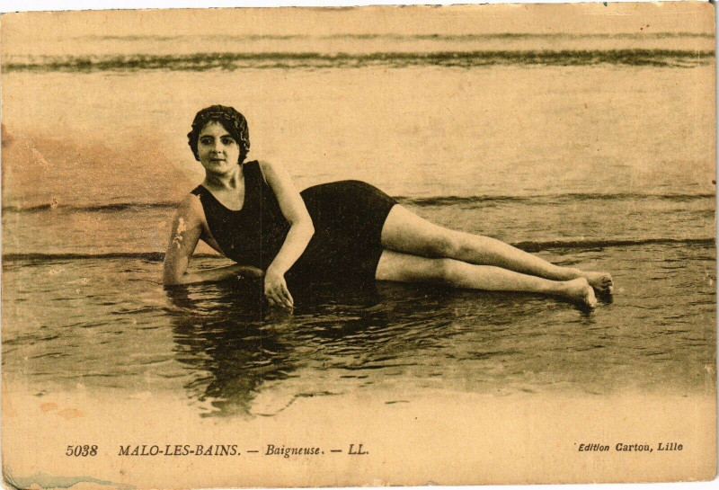 Carte postale ancienne Malo-les-Bains - Baigneuse