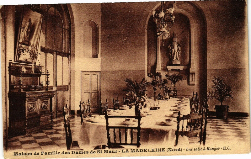 Carte postale ancienne Maison de famile des dames de Saint-Maur - La Madeleine à La Madeleine