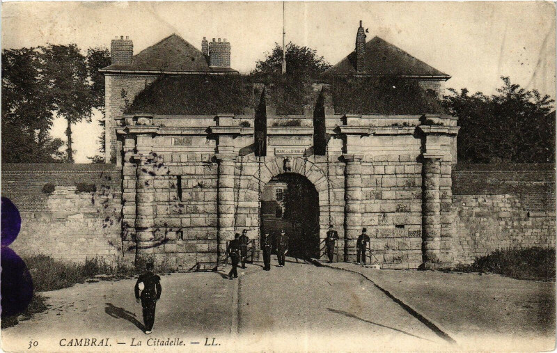 Carte postale ancienne Cambrai - La Citadelle à Cambrai