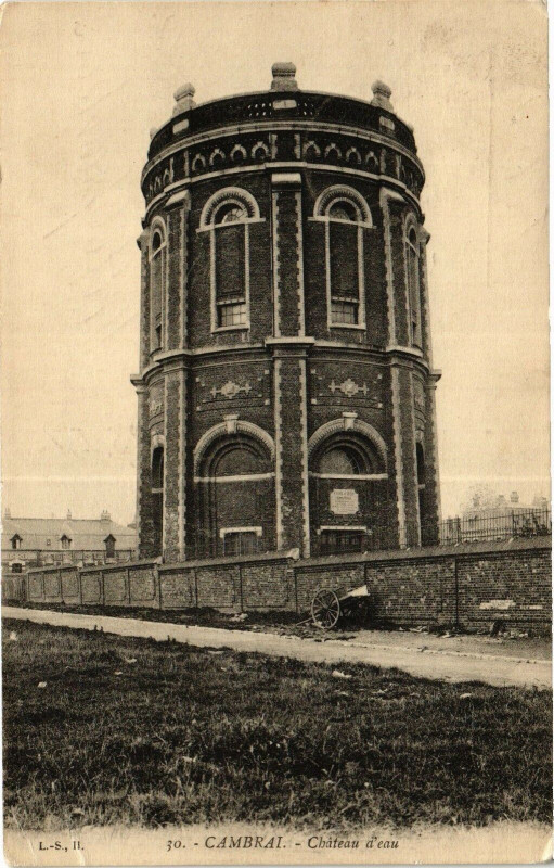 Carte postale ancienne Cambrai - Chateau d'eau à Cambrai
