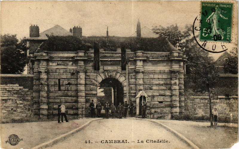 Carte postale ancienne Cambrai - La Citadelle à Cambrai