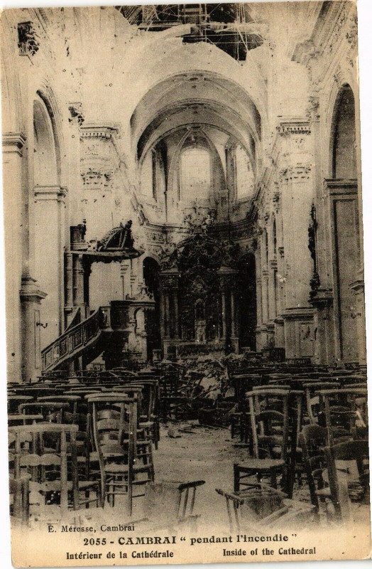 Carte postale ancienne Cambrai pendant l'incendie - Interieur de la Cathedrale à Cambrai