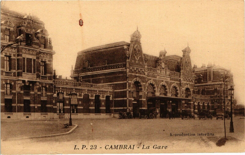 Carte postale ancienne Cambrai - La Gare à Cambrai