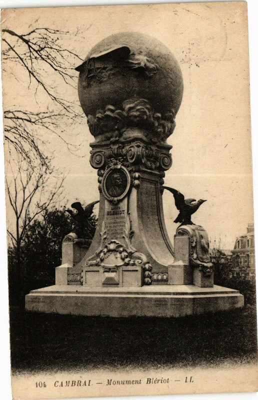 Carte postale ancienne Cambrai - Monument Bleriot à Cambrai