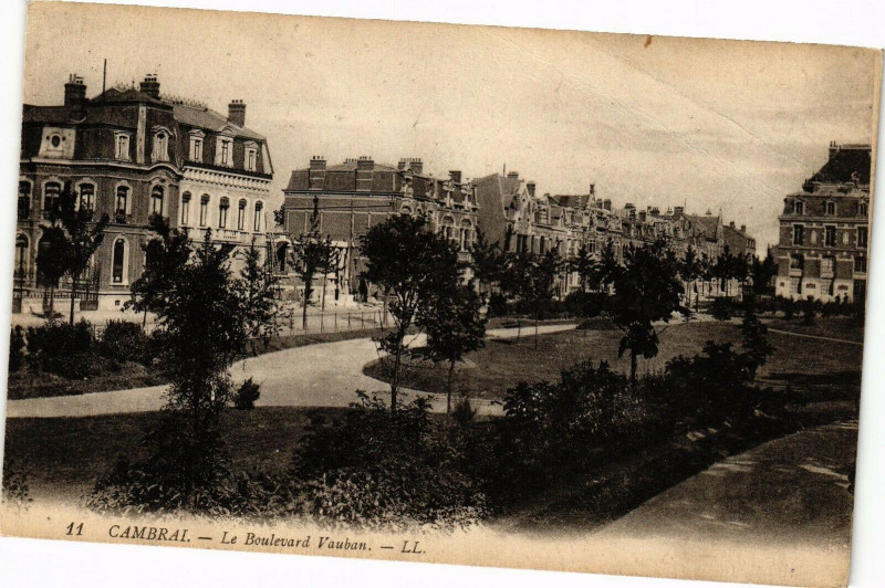 Carte postale ancienne Cambrai - Le Boulevard Vauban à Cambrai