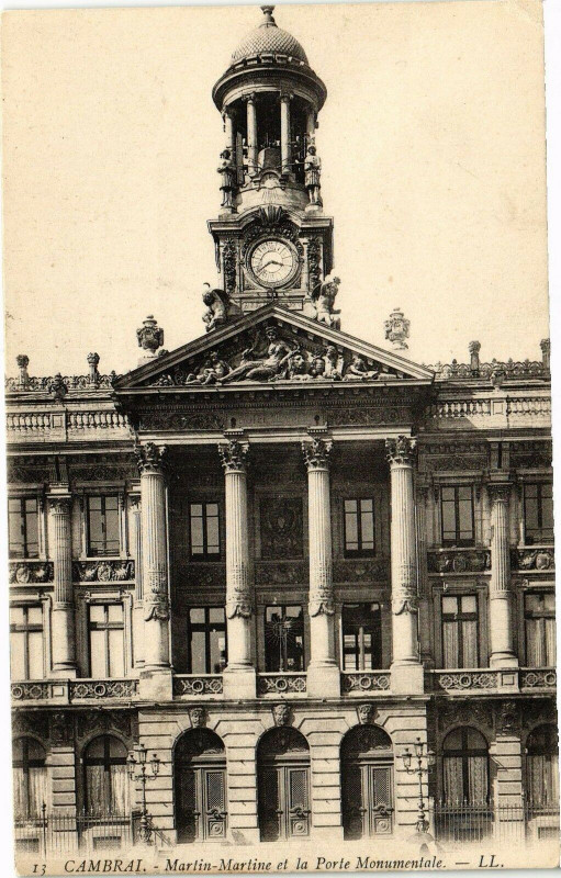 Carte postale ancienne Cambrai - Martin-MARTINe et la Porte Monumentale à Cambrai