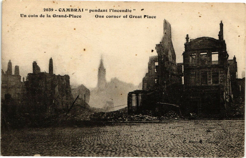 Carte postale ancienne Cambrai pendant l'incendie - Un coin de la Grand-Place à Cambrai