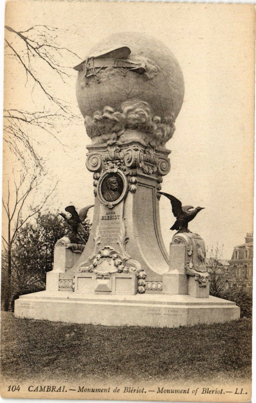 Carte postale ancienne Cambrai - Monument de Bleriot à Cambrai