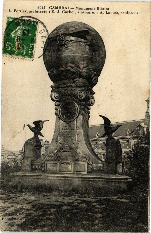 Carte postale ancienne Cambrai - Monument de Bleriot à Cambrai