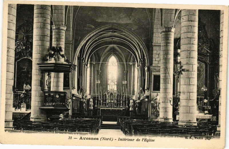 Carte postale ancienne Avesnes - Interieur de l'Eglise à Esnes