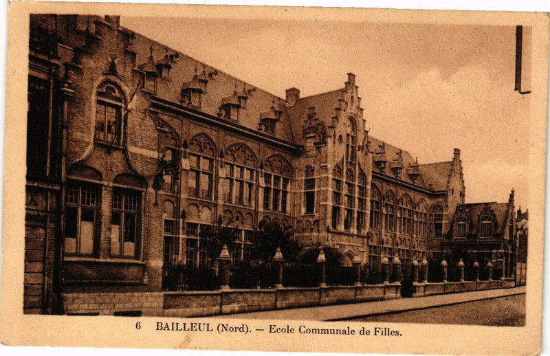 Carte postale ancienne Bailleul - Ecole Communale des Filles à Bailleul