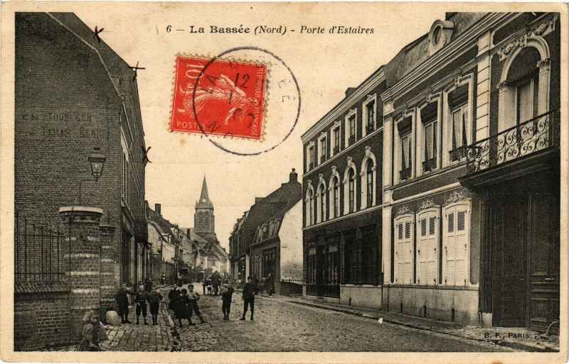 Carte postale ancienne La Bassee - Porte d'Estaires à La Bassée