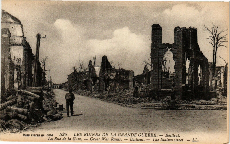 Carte postale ancienne Les Ruines de la Grande Guerre - Baileul - La Rue de la Gare à Erre
