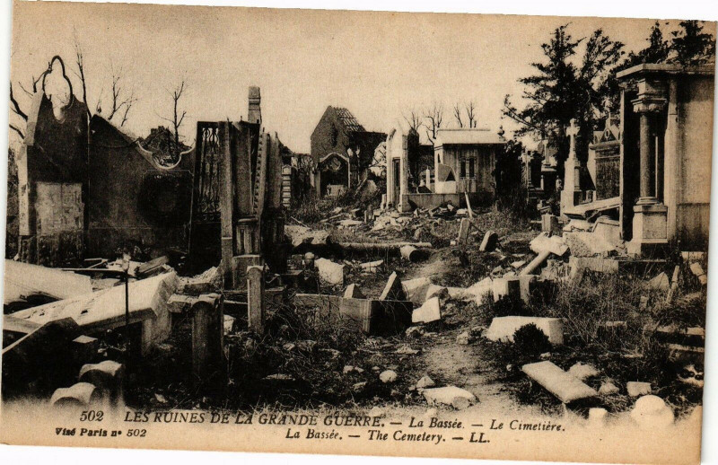 Carte postale ancienne Les Ruines de la Grande Guerre - La Bassee - Le Cimetiere à La Bassée